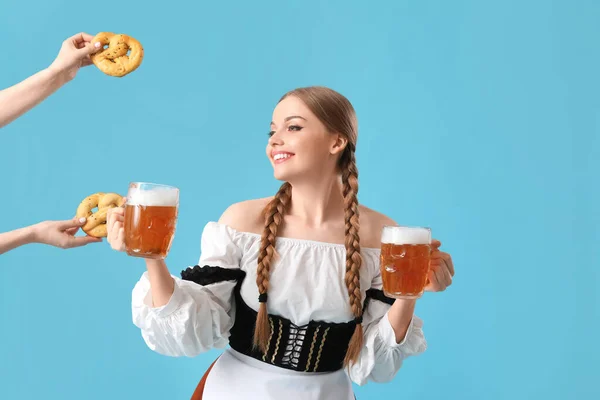 Mooie Oktober Serveerster Met Bier Pretzels Blauwe Achtergrond — Stockfoto