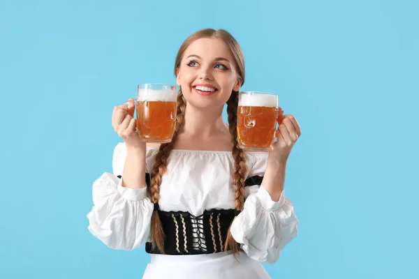 Schöne Oktoberfest Kellnerin Mit Bier Auf Blauem Hintergrund — Stockfoto