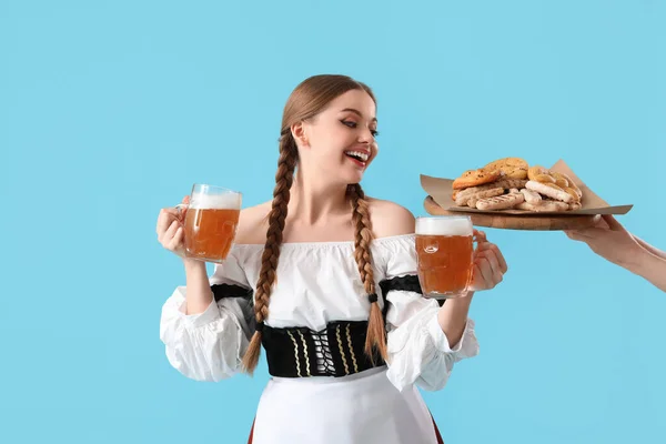 Mooie Oktober Serveerster Met Bier Snacks Blauwe Achtergrond — Stockfoto