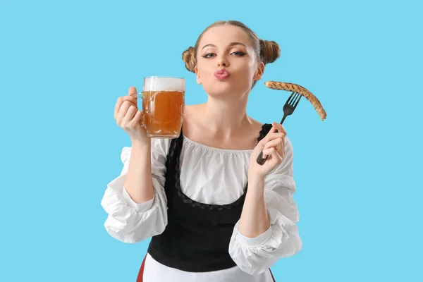 Mooi Oktober Serveerster Met Bier Worst Blazen Kus Blauwe Achtergrond — Stockfoto