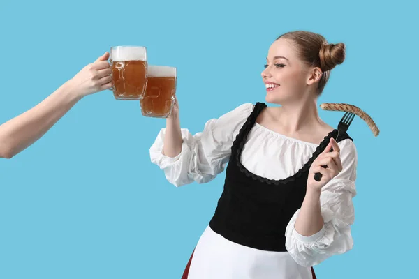 Mooie Oktober Serveerster Met Bier Worst Klinkende Blauwe Achtergrond — Stockfoto