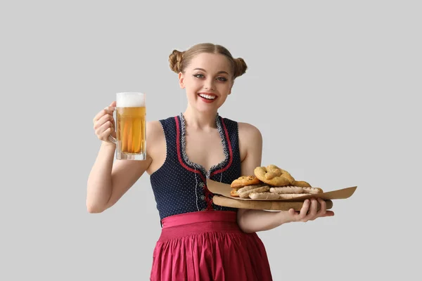 Mooie Oktober Serveerster Met Bier Snacks Lichte Achtergrond — Stockfoto
