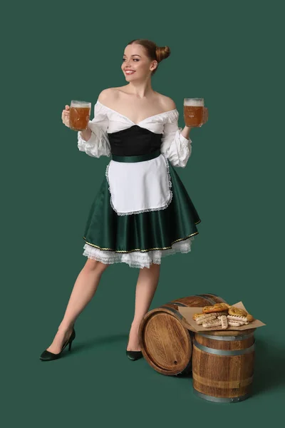 緑の背景にビールや軽食と美しい10月の祭典のウエートレス — ストック写真