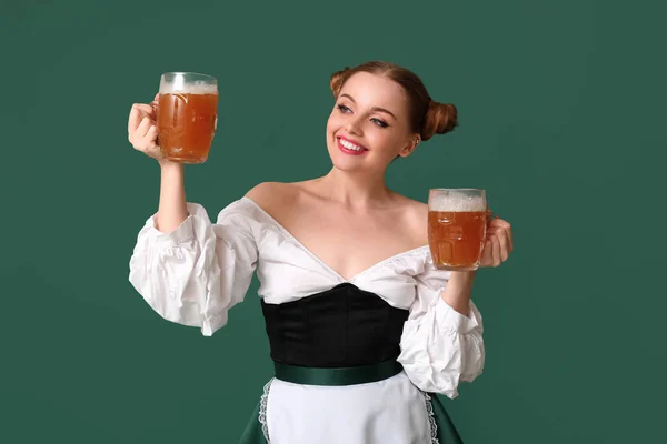 Krásná Oktoberfest Servírka Pivem Zeleném Pozadí — Stock fotografie