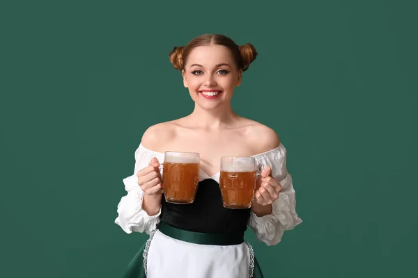 Schöne Oktoberfest Kellnerin Mit Bier Auf Grünem Hintergrund — Stockfoto