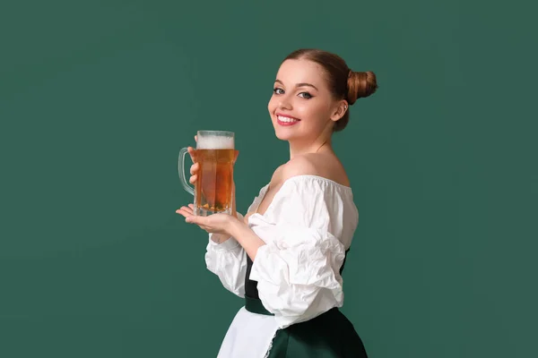 Mooie Oktober Serveerster Met Bier Groene Achtergrond — Stockfoto