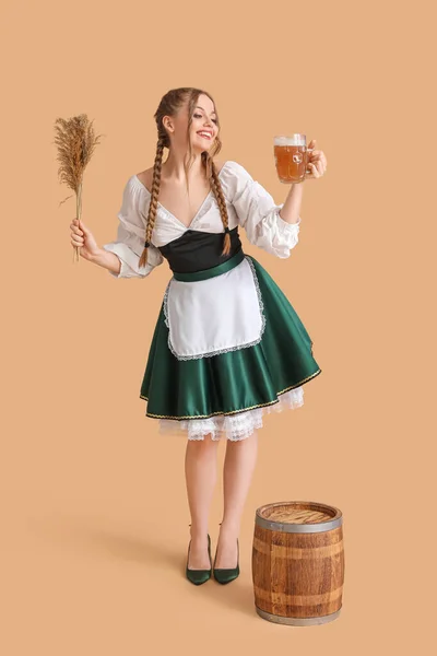 Piękna Kelnerka Octoberfest Piwem Suchymi Trzcinami Beżowym Tle — Zdjęcie stockowe