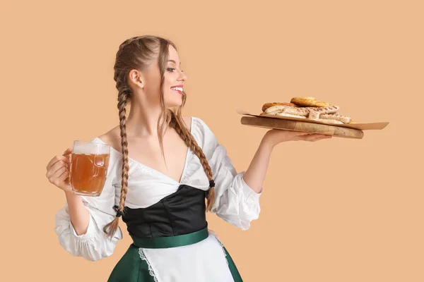 Mooie Oktober Serveerster Met Bier Snacks Beige Achtergrond — Stockfoto