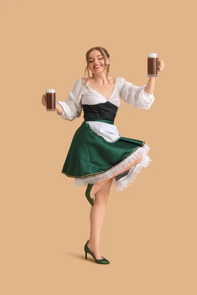 Beautiful Octoberfest Waitress Beer Dancing Beige Background — Stock Photo, Image
