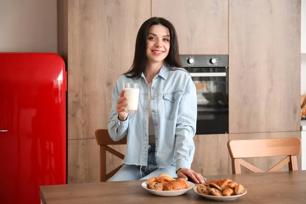 Mutfakta Bir Bardak Sütle Güzel Bir Kadın — Stok fotoğraf
