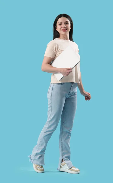 青い背景にラップトップを持つ女性プログラマー — ストック写真