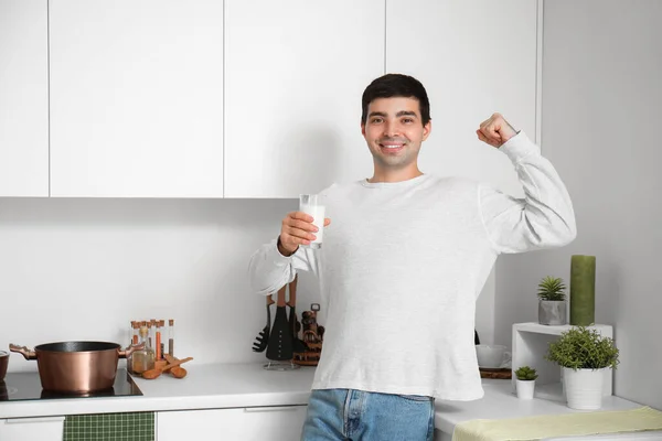 Jongeman Met Glas Melk Met Spieren Keuken — Stockfoto
