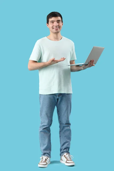 Программист Мужчина Ноутбуком Синем Фоне — стоковое фото