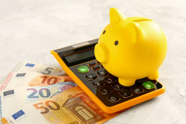 Piggy Bank Calculator Euro Banknotes Grunge Grey Background — Stock Photo, Image