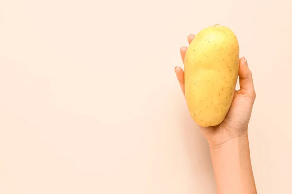 Женщина Держит Сырой Картофель Желтом Фоне — стоковое фото