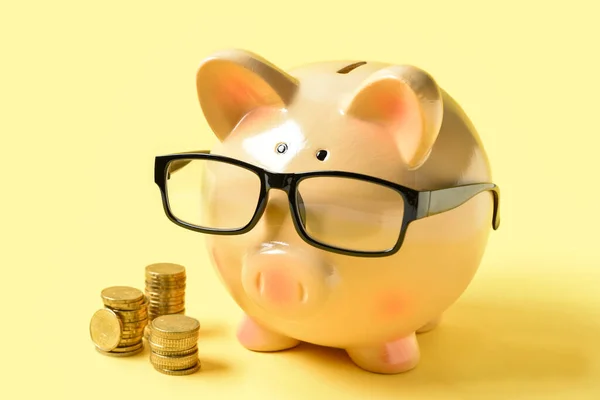 Piggy Bank Eyeglasses Coins Yellow Background — Stock Photo, Image