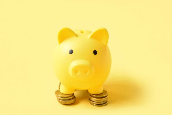 Piggy Τράπεζα Κέρματα Κίτρινο Φόντο — Φωτογραφία Αρχείου