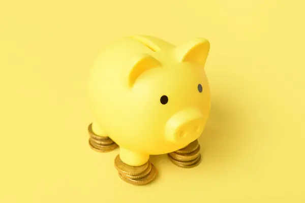 Piggy Τράπεζα Κέρματα Κίτρινο Φόντο — Φωτογραφία Αρχείου
