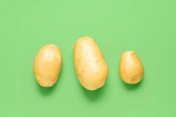 Batatas Cruas Fundo Verde — Fotografia de Stock