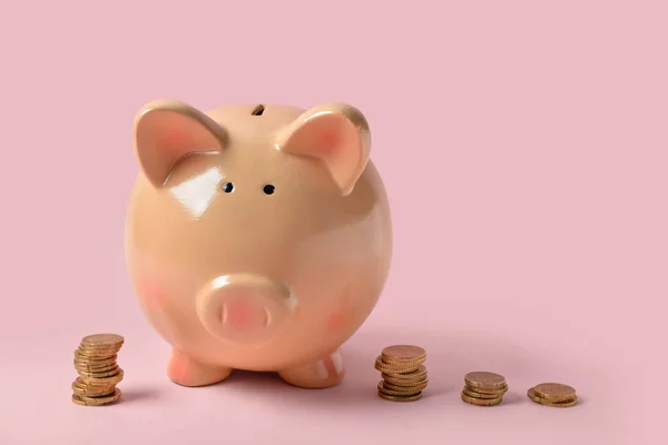 Piggy Bank Монетами Розовом Фоне — стоковое фото