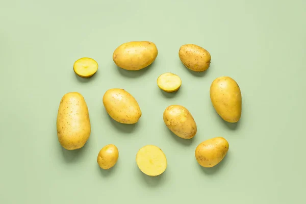Raw Potatoes Green Background — Stock Photo, Image