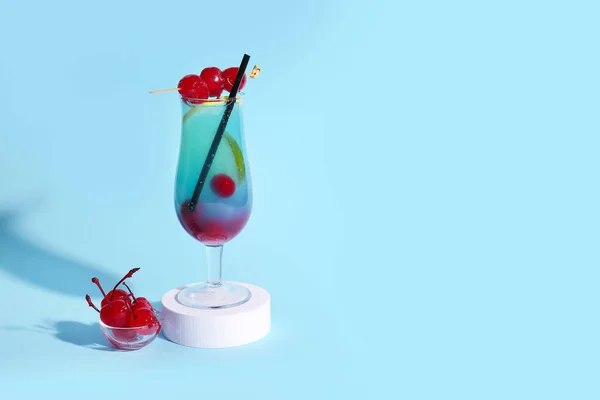 Schaal Van Lekkere Maraschino Kersen Glas Met Koude Cocktail Blauwe — Stockfoto