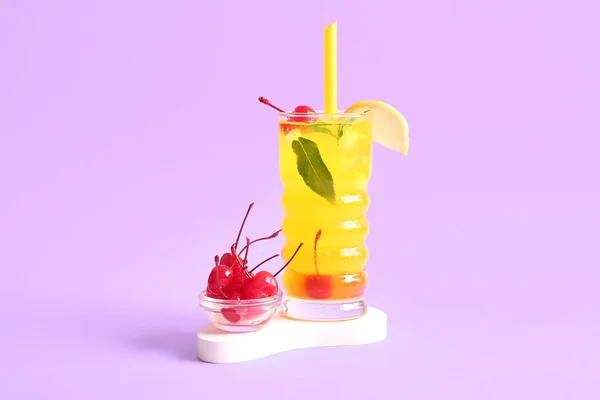 Schüssel Mit Leckeren Maraschino Kirschen Und Glas Mit Kaltem Cocktail — Stockfoto