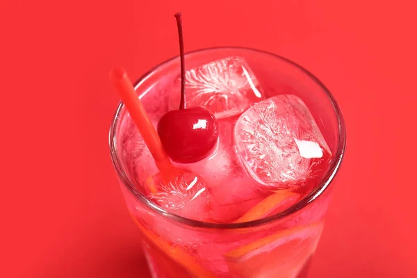 Verre Cocktail Savoureux Avec Cerise Marasquin Sur Fond Rouge — Photo