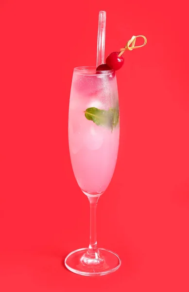 Sklenice Chutného Koktejlu Třešněmi Maraschino Červeném Pozadí — Stock fotografie