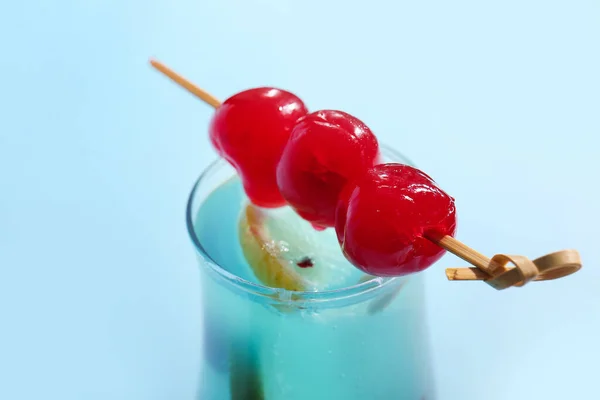 一杯美味的鸡尾酒 带有蓝色背景的马拉希诺樱桃 — 图库照片