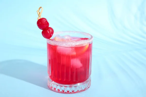 Ein Glas Leckerer Cocktail Mit Maraschino Kirschen Auf Blauem Hintergrund — Stockfoto