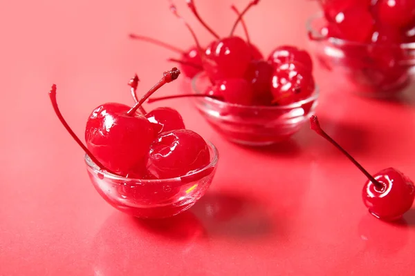 Mísy Chutné Maraschino Třešně Červeném Pozadí — Stock fotografie