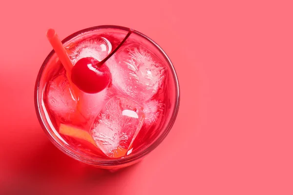 Glas Lekkere Cocktail Met Maraschino Kers Rode Achtergrond — Stockfoto
