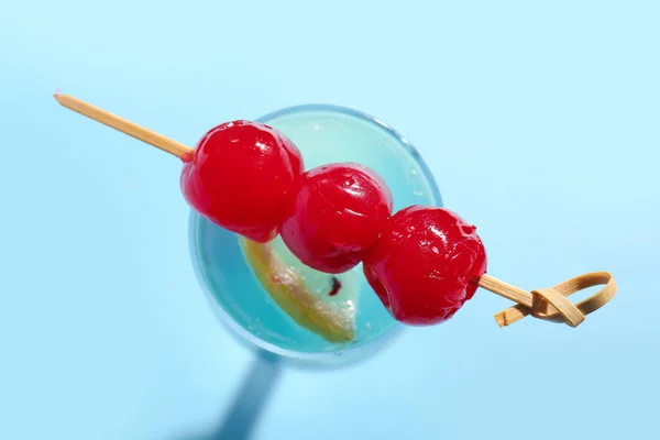 Glas Lekkere Cocktail Met Maraschino Kersen Blauwe Achtergrond — Stockfoto