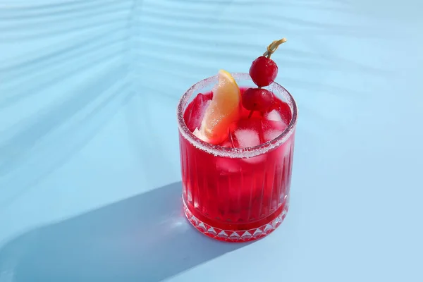 Glas Välsmakande Cocktail Med Maraschino Körsbär Blå Bakgrund — Stockfoto