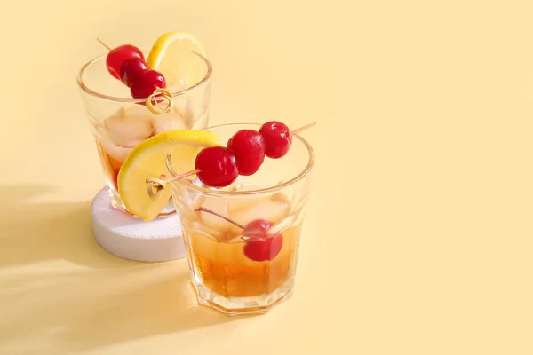 一杯美味的鸡尾酒 带有黄色背景的马拉奇诺樱桃 — 图库照片