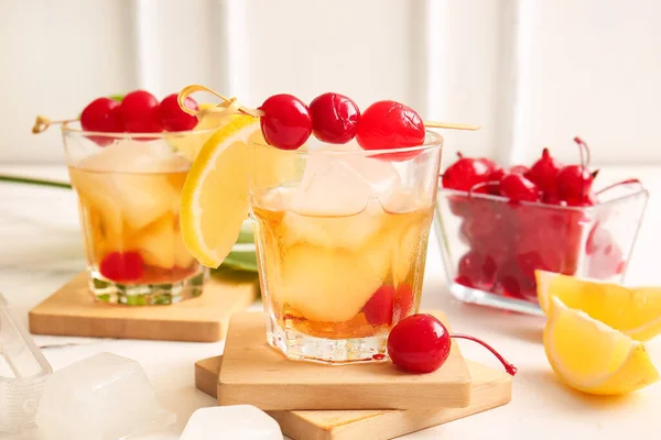 Bril Smakelijke Cocktail Met Maraschino Kersen Tafel — Stockfoto