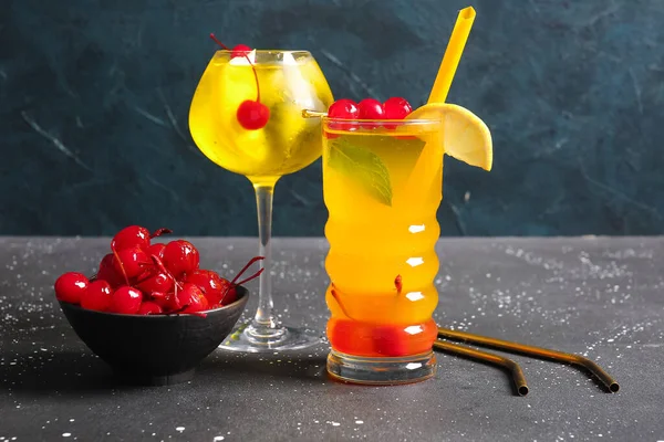 Lunettes Cocktail Savoureux Aux Cerises Marasquin Sur Fond Gris — Photo