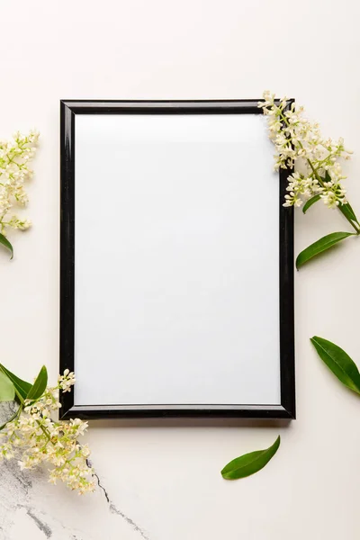 Blanco Fotolijstje Mooie Lila Bloemen Witte Achtergrond — Stockfoto