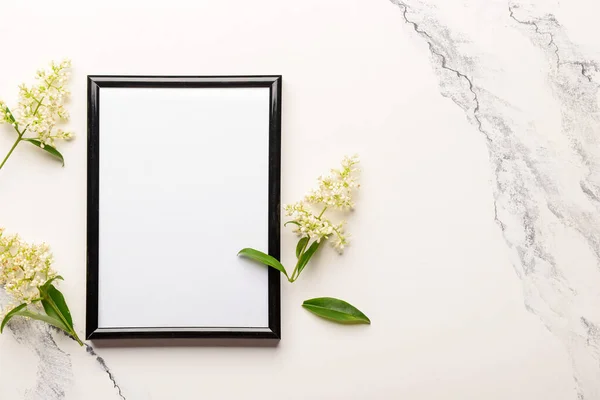 Blanco Fotolijstje Mooie Lila Bloemen Witte Achtergrond — Stockfoto