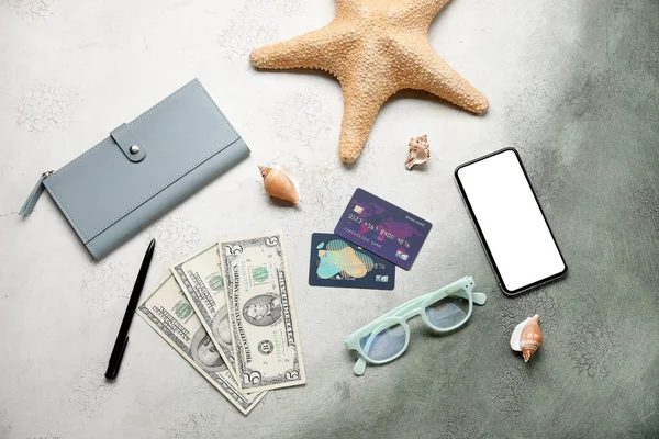 Composição Com Cartões Crédito Dinheiro Telefone Celular Conchas Fundo Grunge — Fotografia de Stock