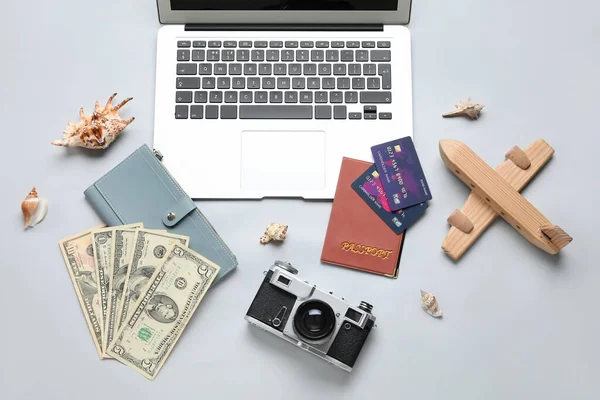 白色背景的信用卡 现代笔记本电脑 钞票和木制飞机的组合 — 图库照片