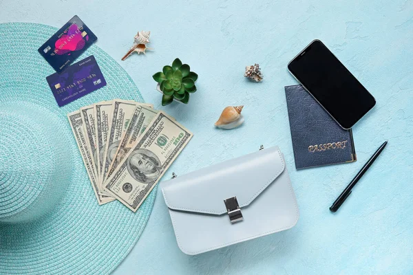 Sammansättning Med Pengar Kreditkort Mobiltelefon Och Kvinnliga Tillbehör Färg Bakgrund — Stockfoto
