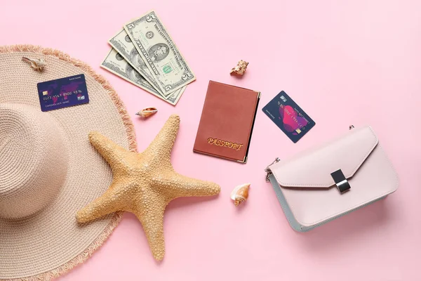 Composição Com Cartões Crédito Dinheiro Acessórios Femininos Conchas Fundo Rosa — Fotografia de Stock