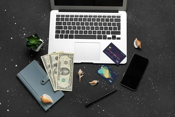 Kompozycja Nowoczesnym Telefonem Komórkowym Laptopem Pieniędzmi Kartami Kredytowymi Ciemnym Tle — Zdjęcie stockowe