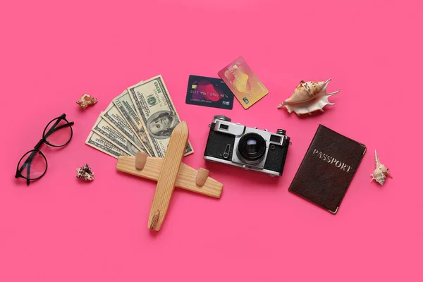 Összetétel Hitelkártyákkal Pénzzel Fából Készült Repülőgéppel Fényképezőgéppel Rózsaszín Alapon — Stock Fotó