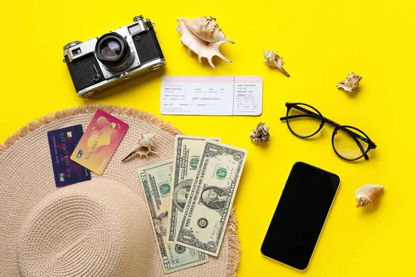 Skład Telefonu Komórkowego Kart Kredytowych Biletów Muszli Żółtym Tle — Zdjęcie stockowe