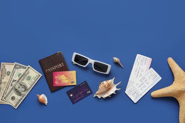 Skład Kart Kredytowych Pieniędzy Biletów Okularów Przeciwsłonecznych Tle Koloru — Zdjęcie stockowe