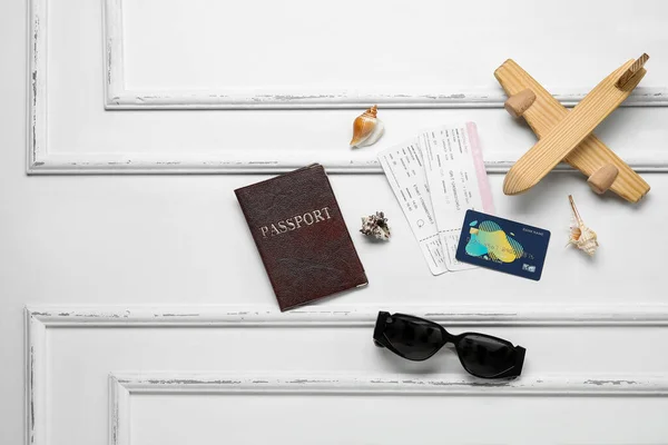 Skład Okularami Przeciwsłonecznymi Kartą Kredytową Biletem Paszportem Jasnym Tle — Zdjęcie stockowe