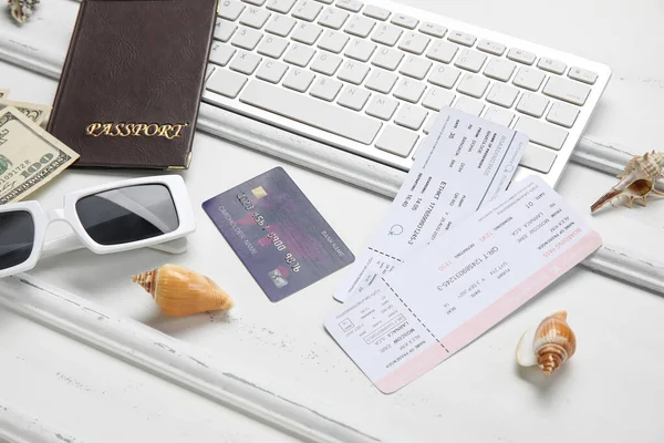 Entradas Tarjeta Crédito Teclado Pasaporte Sobre Fondo Claro —  Fotos de Stock